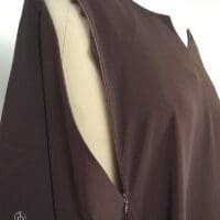 Abaya Allaitement Marron en Tissu whool peach avec poches et zip
